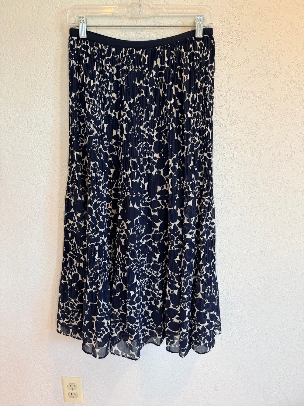 (SEA) Uniqlo Navy and White Printed Pleated Midi Skirt